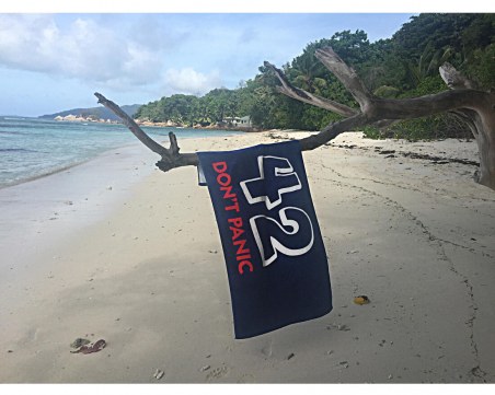 Без паника! Днес е Денят на хавлията!