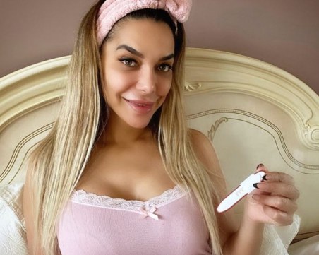 Бони изненада феновете си - пусна снимка с тест за бременност