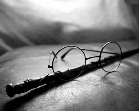 Обявиха на търг пръчката и очилата на Хари Потър