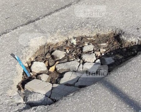 Пловдивчанин потроши колата си в огромна дупка до Гребната, осъди Община Пловдив