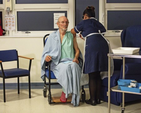 Почина Уилям Шекспир - първият мъж в света, ваксиниран срещу Covid-19