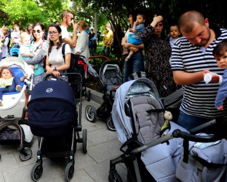 Протестна детска градина спретнаха родители в София