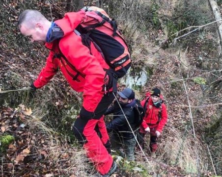 След 5 часа издирване: Спасиха две изчезнали туристки край Ягодинската пещера
