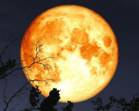Суперлуна озарява небето