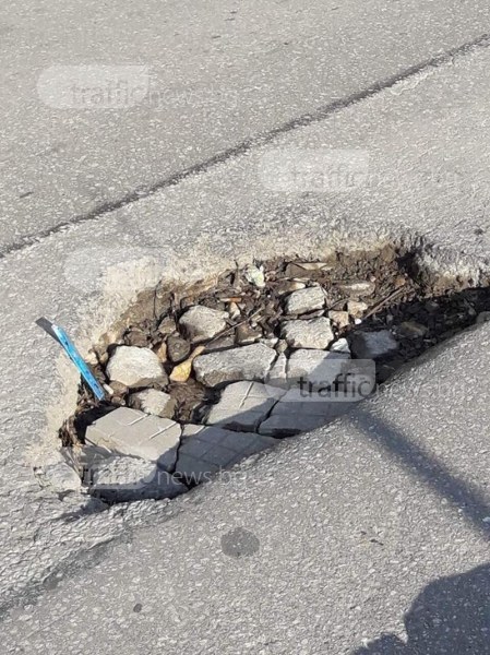 Пловдивчанин потроши колата си в огромна дупка до Гребната, осъди Община Пловдив