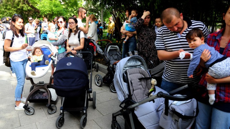 Протестна детска градина спретнаха родители в София