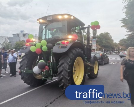Абитуриент пристигна с трактор пред Тримонциум