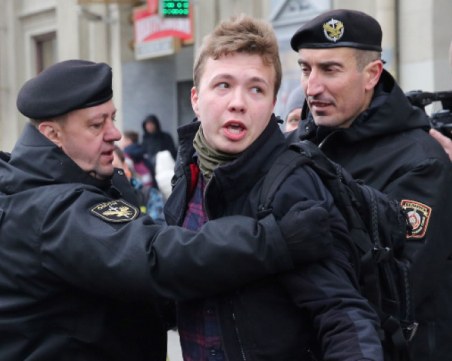 Майката на журналиста Протасевич: Изтезават сина ми, бил е душен