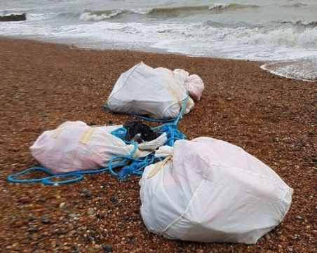 Намериха кокаин на стойност 92 милиона евро на плаж в Англия