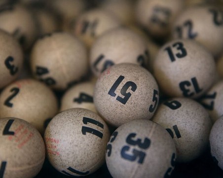 Нестандартно: В Полша мотивират ваксинацията с печалба от лотарията