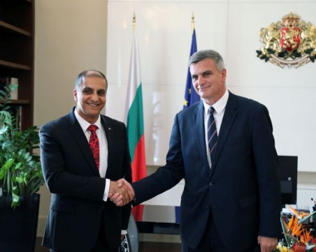 Стефан Янев на среща с Ахмад ал Мадбух: Военното решение в Близкия Изток не е решение