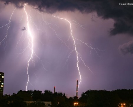 Зрелищна гръмотевична буря озари небето над Пловдив СНИМКИ