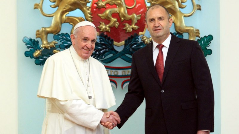 Румен Радев отива на аудиенция при папата