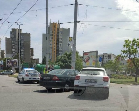 Две коли се удариха на възлов булевард в Тракия
