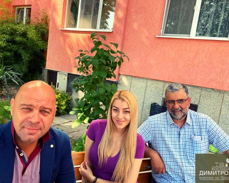 Монтират пейки за отдих пред блоковете в 