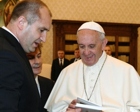 Радев подари на папата триптих от Тревненската школа