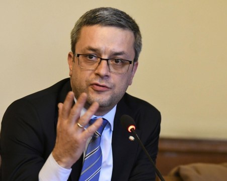 Тома Биков: Вярвам повече на НАТО, отколкото на Радев