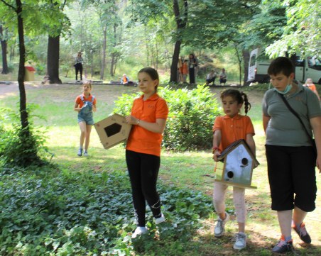 Ученици направиха кът за птици на Бунарджика