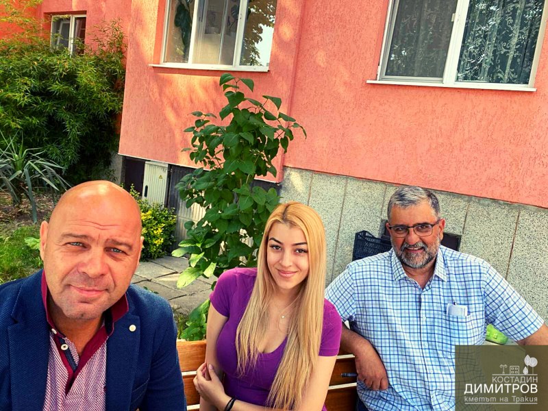 Монтират пейки за отдих пред блоковете в