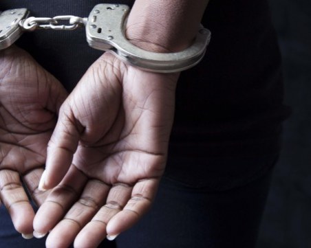 Дилърка под домашен арест отскочи до магазина в Тракия, арестуваха я