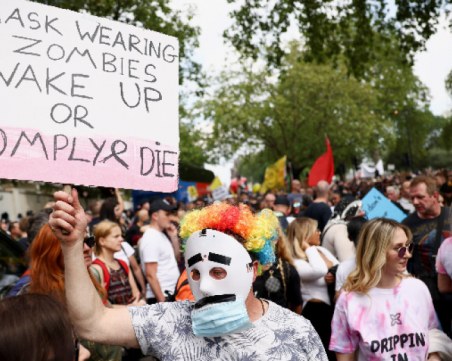 Хиляди на протест срещу масовото ваксиниране, локдауните и нов полицейски закон в Англия