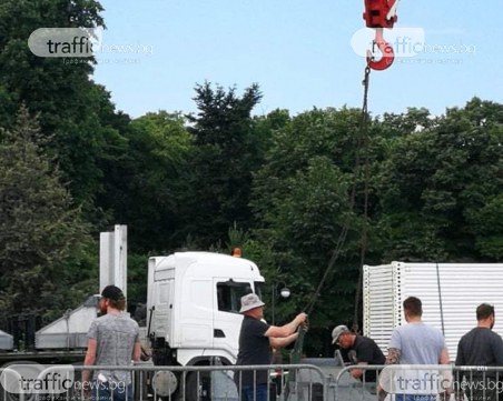 Камиони влязоха на площад 