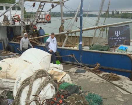 Над 7 тона боклуци извадиха рибари от Черно море