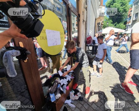 Чорапеният протест в подкрепа на Митко в Капана продължава, адвокати и учители възмутени
