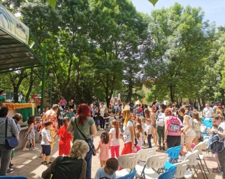 Театър, стрелба с лък, арт работилница, танци и фокуси радват децата в Пловдив