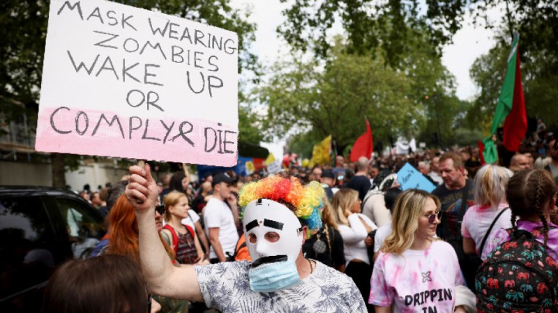 Хиляди на протест срещу масовото ваксиниране, локдауните и нов полицейски закон в Англия