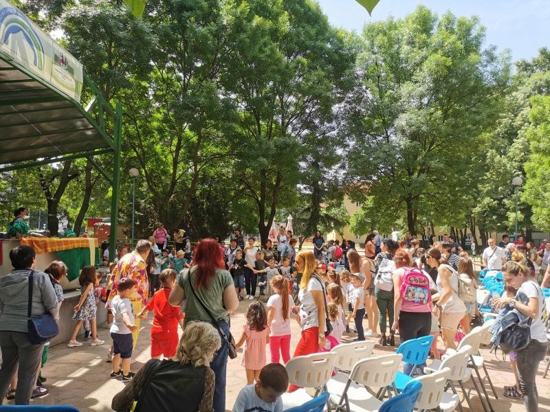 Театър, стрелба с лък, арт работилница, танци и фокуси радват децата в Пловдив