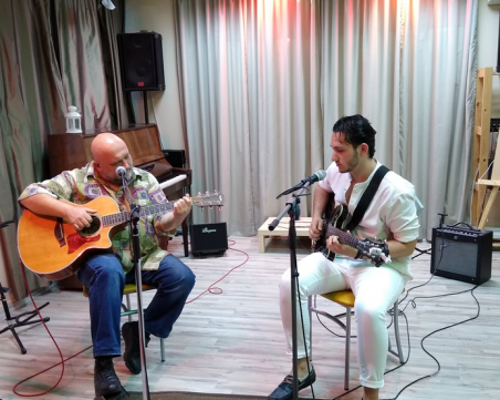 Поетът с китара Краси Йорданов гостува в Пловдив