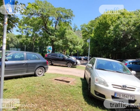 След публикация на TrafficNews: Акция за паркирали в зелените площи на Младежкия хълм