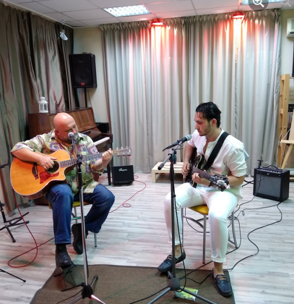 Поетът с китара Краси Йорданов гостува в Пловдив