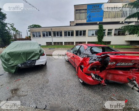Напълно потрошени са колите от мелето снощи в Пловдив