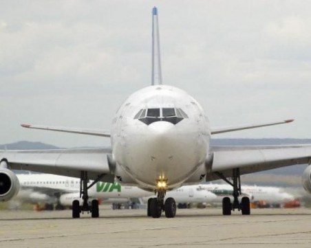 Самолет кацна аварийно в Берлин, претърсваха го няколко часа