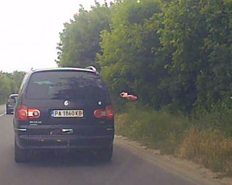 Шофьор обърка пътя Пловдив-Пазарджик със сметище, метна торбичка с боклуци