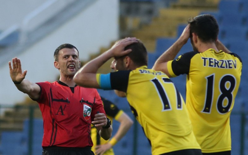 Биха футболен съдия, порязъл Ботев в полуфинал за Купата