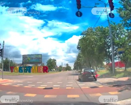 Камикадзе! Водач минава на червено на възлов булевард в Пловдив