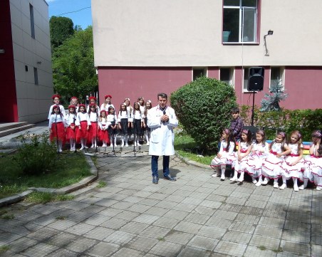 Концерт зарадва най-малките пациенти в УМБАЛ 