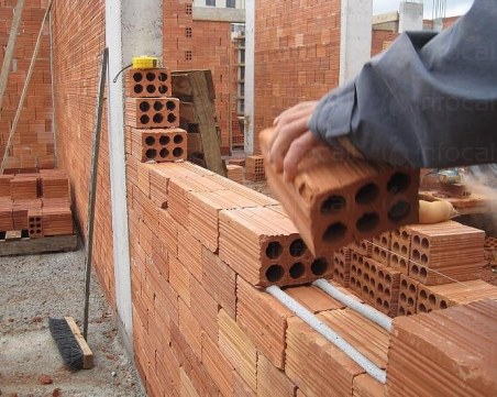 Мъж задигна 200 тухли от обект в Сопот