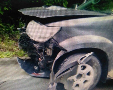 Младеж се вряза в скали край Бачково, размина се с рана на главата