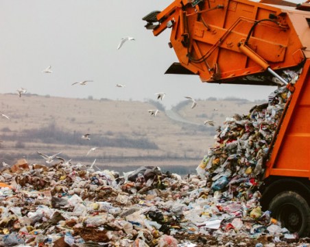 Задържаха 20 камиона с отпадъци на границата с Турция