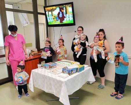 Зарадваха с дискотека и торта малките пациенти  в Клиниката по детска хирургия на УМБАЛ 