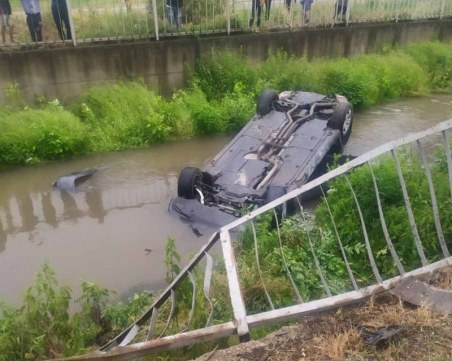 Зрелищен инцидент: Кола се преобърна в река край Пловдив, водачът – мъртвопиян