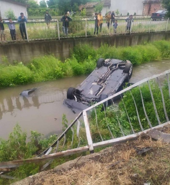 Зрелищен инцидент: Кола се преобърна в река край Пловдив, водачът – мъртвопиян