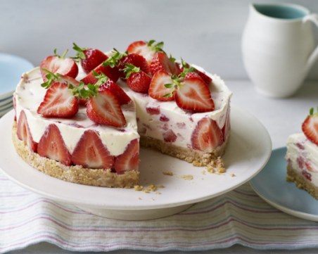 Бързо и без печене: Ягодов чийзкейк