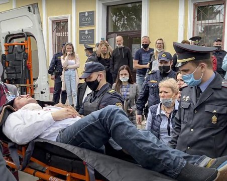 Беларуски гражданин, задържан заради протест, се намушква в знак на бунт срещу репресиите