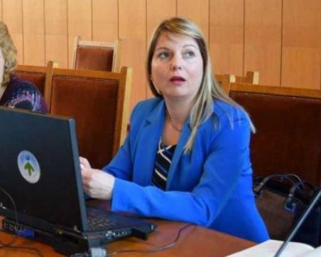 Елена Фичерова напуска шефското място в кабинета на Бойко Рашков