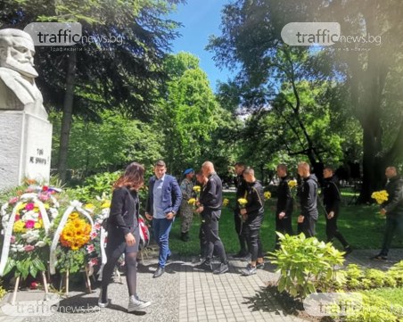 Футболисти, фенове, легенди и служители на Ботев почетоха патрона си